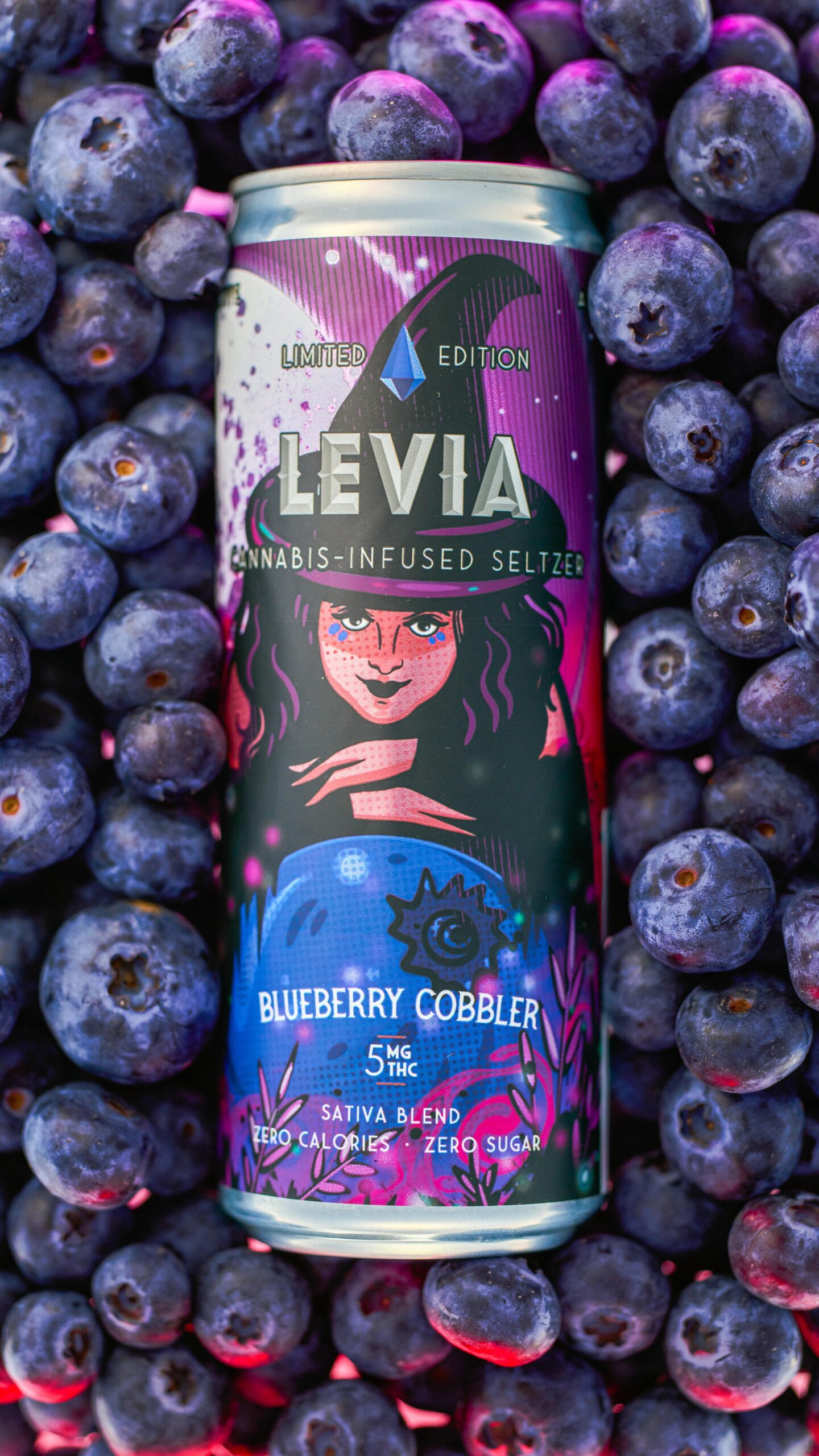 MONDAY MOCKTAILS with LEVIA 🧚🏽 Muddled fresh fruit in our Blueberry Cobbler flavor is the perfect way to add a little extra flair